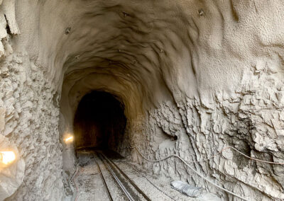 Tunnelgewölbe mit Spritzbeton und Felsankern gesichert